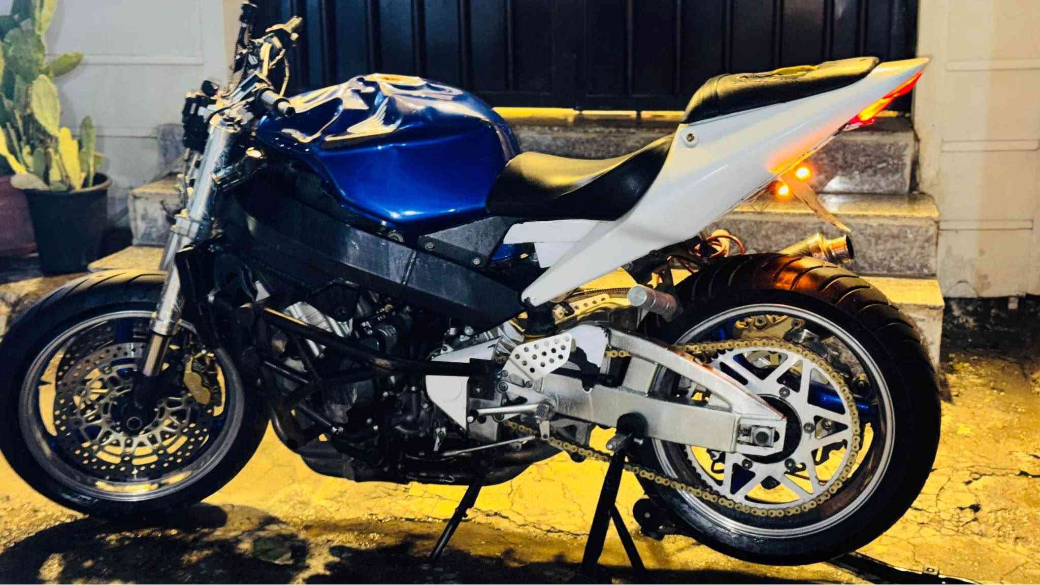 CBR 954 RR دڤل رياضي للبيع مال لعب عليها هدرز ودبل اكزوز وتطواله مال اكزوز كلچات رياضي عنبار بريك امامي برمبو البريك الخلفي 3 فچوج بكره مال لعب اصلي زنجيل 
جديد الدراجه خير من الله بس بيها نضوح ومالحك اسويها الدراجه سعرها 2.2500/// ملونين وربع
 رقمي 
 واتساب فقط ***********
مكاني بغداد الغزالية St Andrew, Surrey
