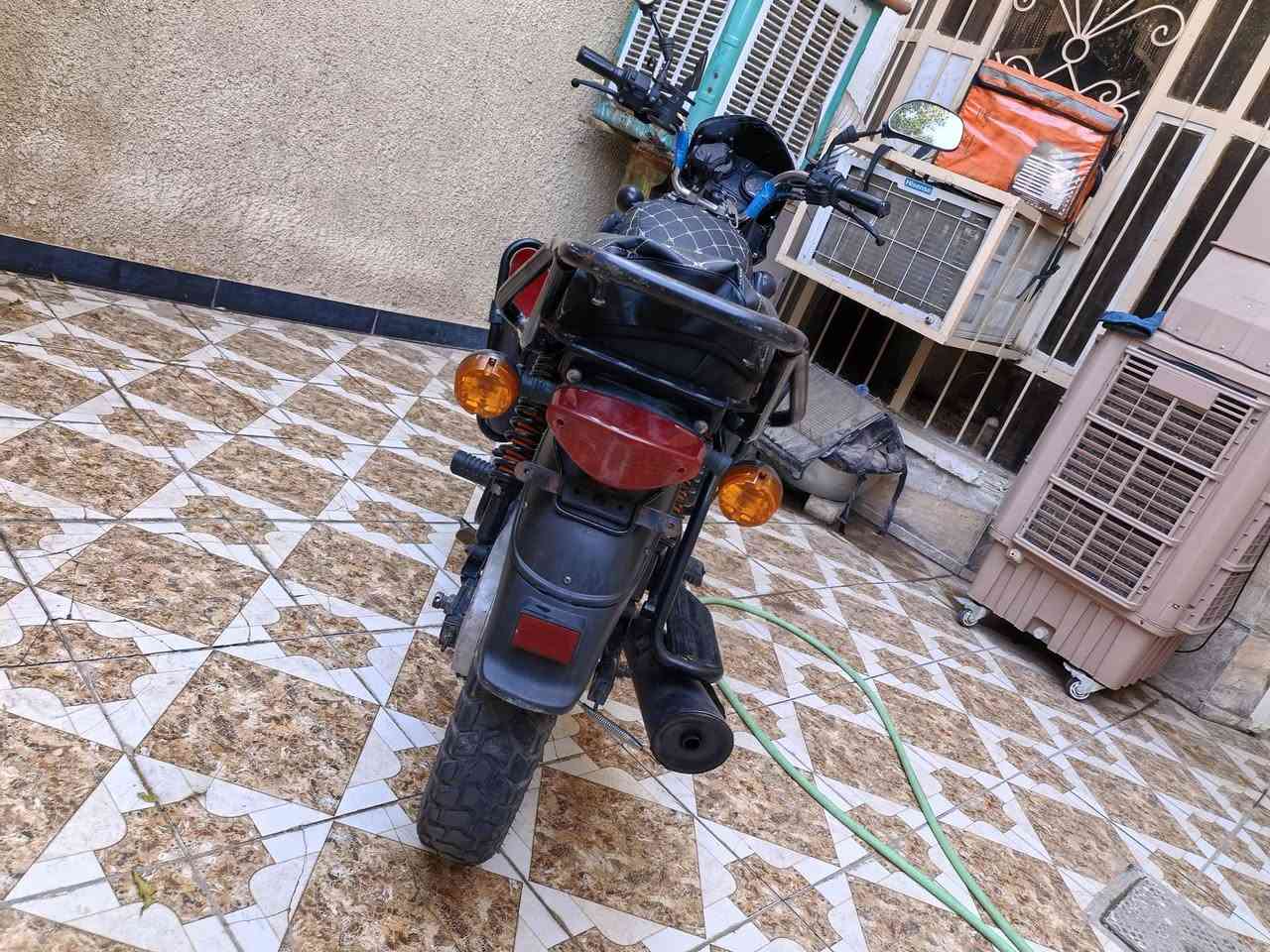 السلام عليكم بوكسر 22جبلي الدراجه كلها نضيفه شرط كلشي جديد بس للامانه المحرك بي صوت الدراجه شغاله وين متريد اطلع بيها ابيعلك المحرك كايم مكاتبه اتكاتبلك وكفلك سرقه وعشاير ٧٥٠وبيها مجال المكان شهداء السيديه بغداد شعدك مراوس نزل رقمي التواصل *********** فقط وتساب.
