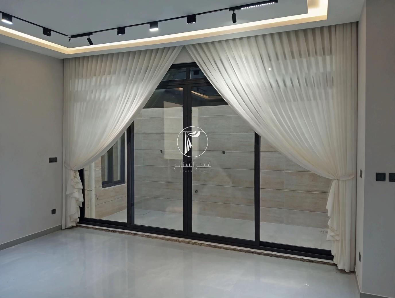 ⁨	ستائر_حديقه_داخليه #ستائر_صاله #ديكور_غرفه_معيشه قصر الستائر ***********  العمارة-قطاع28-شارع الاطباء-مقابل مجمع الكوخ⁩
