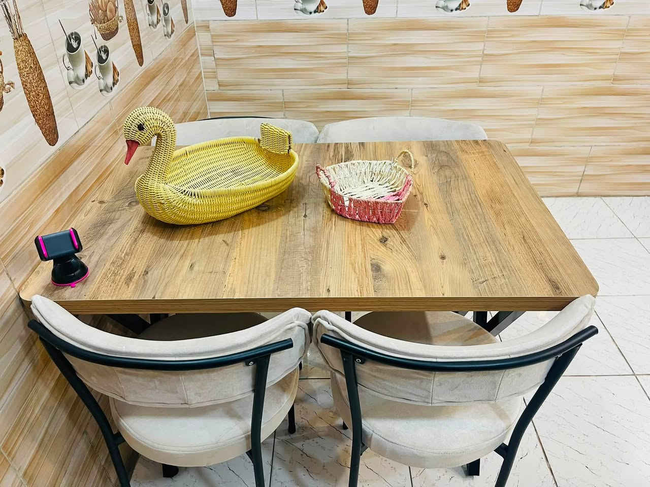 ميز طعام تركي درجة اولى اربع كراسي عنواني دوره ابو دشير الاتصال على الرقم *********** السعر ١٢٥
