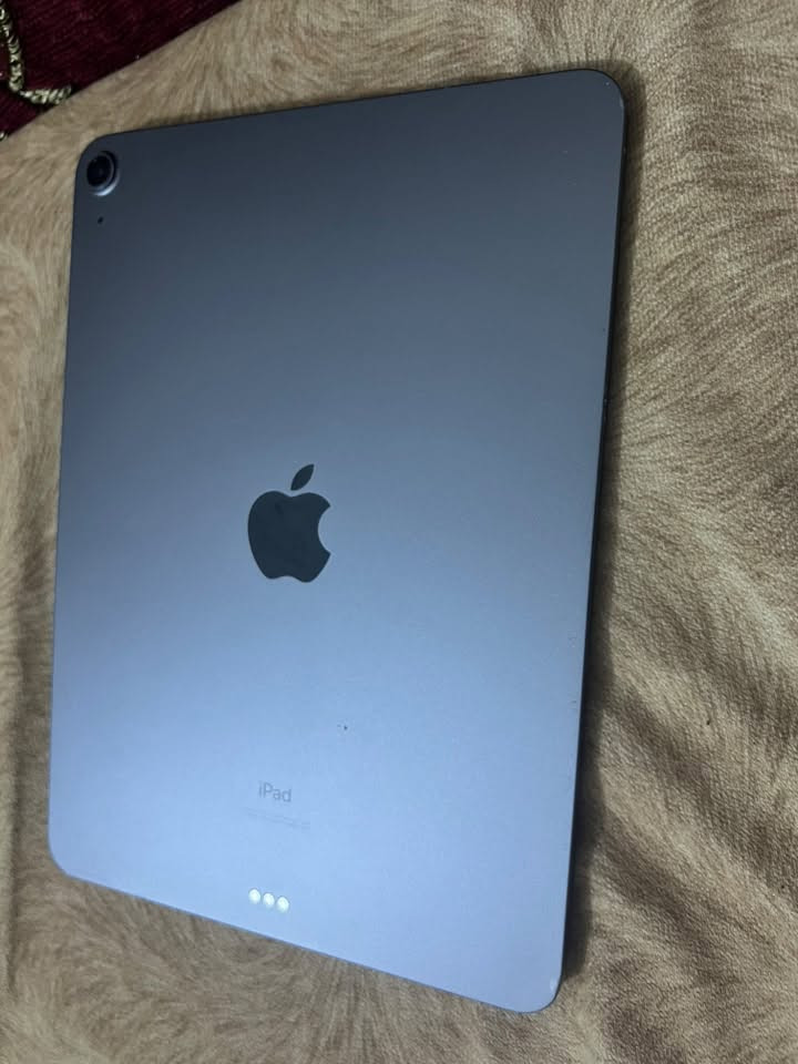 ايباد ايفون ipad Air الجيل الرابع
ذاكرته ٦٤ 
نضيف كلشي مابي بس هاي الطخه ماماثره لا ع بصمه لا شاشه لاكامره كلشي مامبدل بي  جهاز نضيف 
السعر ٢٥٠ بي مجال للشراي

‭***********‬
