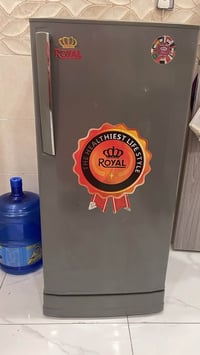 ثلاجه نضيفه للبيع ماعرف شكد قياسها بس مو صغيره كلش مداخله تصليح ابد اس...