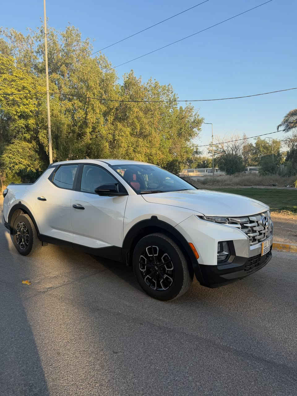� للبيع فقط 🔥

🚘 Hyundai Santa Cruz AWD 2023 – وارد أمريكي

✨ بيك أب رياضي وعصري • راحة SUV مع عملية البيك أب • ممشى قليل جداً • جاهزة للاستخدام ✨

🚘 نعمان أوتو | Numan Auto
ثقة التعامل • جودة السيارات

━━━━━━━━━━━━━━━

📊 الموديل: 2023
🇺🇸 الوارد: أمريكي
⚙️ المحرك: 2.5 لتر (2500cc) تنفس طبيعي
🛞 نظام الدفع: AWD (دفع رباعي)
📈 الممشى: 20 ألف ميل فقط
📄 الرقم: بغداد – باسمي
📅 السنوية: جديدة
📍 الموقع: ديالى – بعقوبة

━━━━━━━━━━━━━━━

💎 أبرز المواصفات:

✅ محرك 2.5 لتر قوي واعتمادي
✅ نظام دفع رباعي AWD
✅ تشغيل عن بعد (Remote Start)
✅ بصمة تشغيل + بصمة أبواب (Smart Key)
✅ شاشة عدادات ديجيتال
✅ شاشة وسطية تدعم Apple CarPlay
✅ مقعد السائق كهربائي
✅ تدفئة المقاعد الأمامية 🔥
✅ رادار أمامي
✅ نظام مراقبة النقطة العمياء (Blind Spot)
✅ مانع انزلاق (Traction Control)
✅ Auto Hold
✅ إشارات بالمرايا الجانبية
✅ مصابيح LED بعدسات
✅ كاميرا خلفية
✅ مثبت سرعة
✅ تكييف ممتاز
✅ مساحة تحميل خلفية عملية

💡 غراضها وقطعها الميكانيكية مشتركة مع Hyundai Tucson، لذلك الصيانة وقطع الغيار متوفرة وسهلة.

━━━━━━━━━━━━━━━

🛠 الحالة بكل شفافية:

✔️ ممشى 20 ألف فقط
✔️ جاهزة للاستخدام مباشرة
✔️ شرط الفحص بأي مكان

━━━━━━━━━━━━━━━

💰 السعر: 185 ورقة (بيها مجال بسيط جداً للجادين)

📞 للاستفسار:
***********
