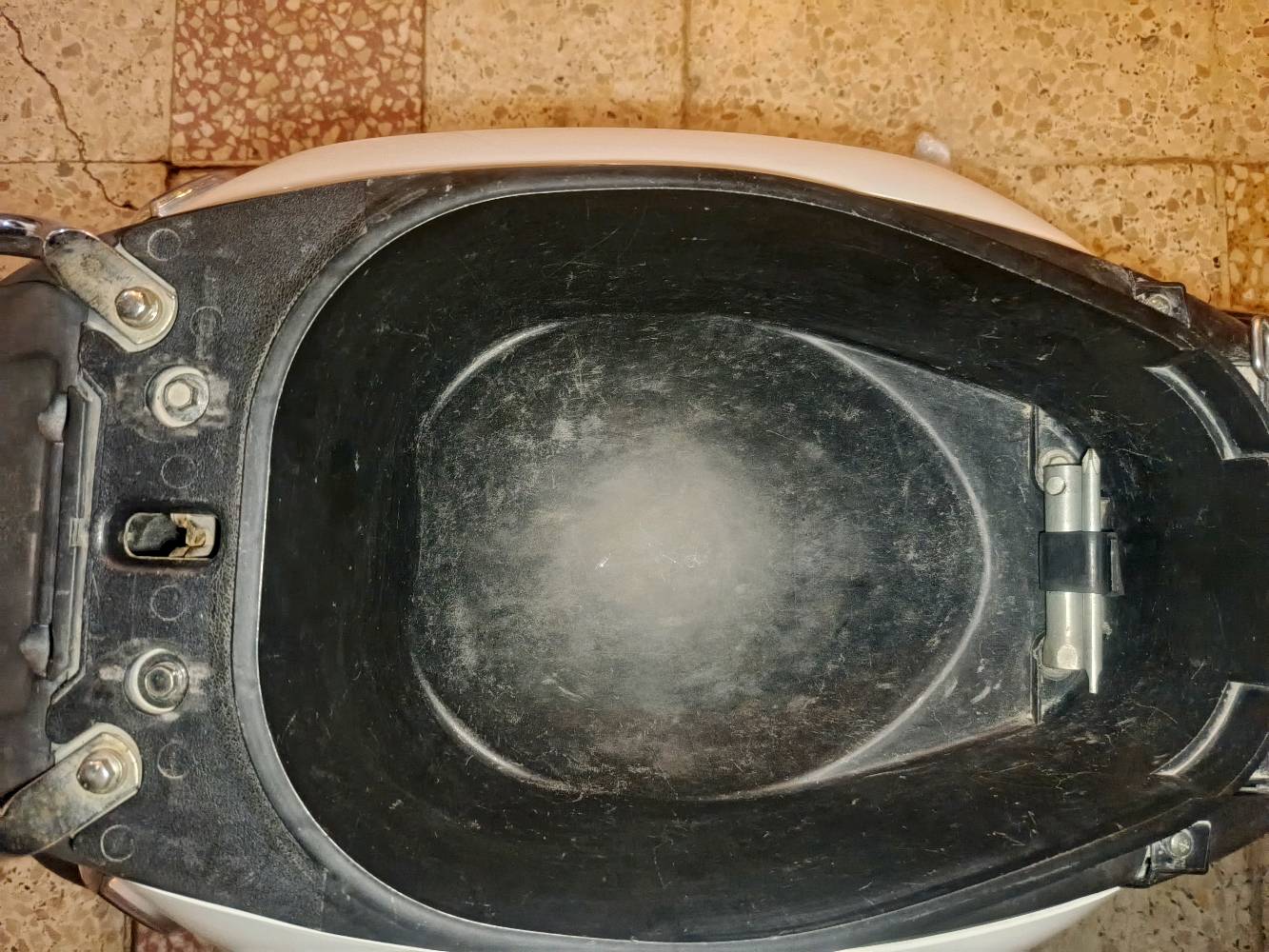 سلام عليكم ماكس 120 بوليس نوزل بيضه الدراجه مكينته خرسه ودراجه احله من الصوره ناقصه بس الدشبول محترك نصه يعني مال بانزين امبين و الاشاير ما يشتغلن بس هذني الشغلات اني اكدر اسويهن بس ماعندي مجال كفرات بلاديه تايرات جددت دبلات البلاديه مالته السعر 850 وبيه مجال للطيبين هذا الرقم *********** مكاني بغداد رجاء رجاء رجاء لحد يكسر اب حلال العالم