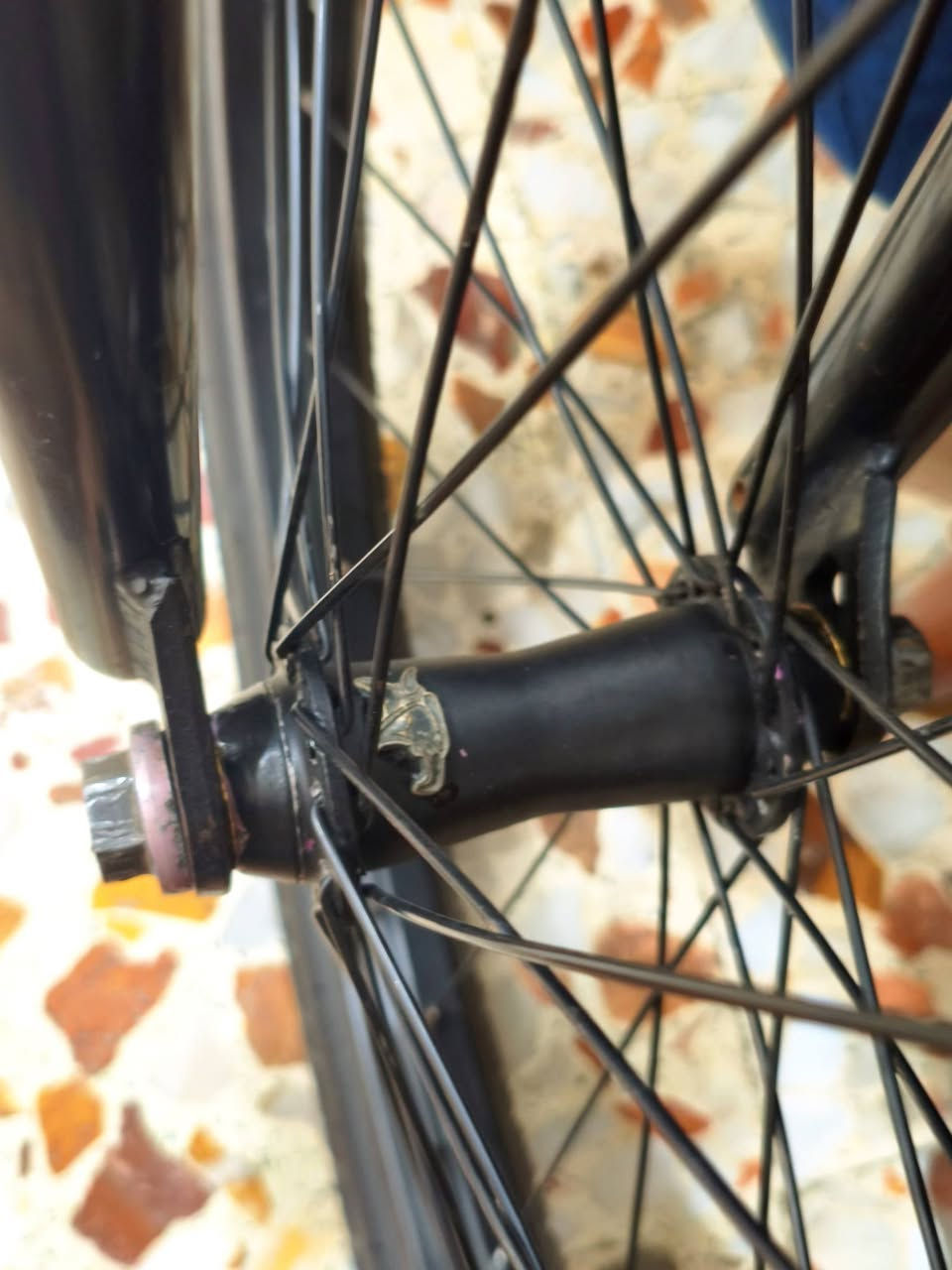 السلام عليكم ​⚡ BMX Subrosa XL Custom (براندات أصلية + نظافة وإدامة فول)
تجميع احترافي مخدوم بالكامل حديثاً، مشدود على السن وجاهز للركوب والتدريب مباشرة بدون ما تصرف عليه أي دينار.
​🛠️ المواصفات والقطع:
​الفريم (Frame): Subrosa Tiro XL (مقاس 21 XL مرغوب ومريح جداً) - مظهر Raw معدن شفاف.
​الستم (الرقبة - Stem): Animal احترافي.
​المسنن (Sprocket): قياس 25 سن (25T) ألومنيوم مخروط بتقنية CNC عالية الدقة.
​الكرنك والدواسات (البيدلات - Crank & Pedals): كرنك محكم مع بدلات ماركة LM.
​الإطارات والرّمات (Tires & Rims): طقم Rant قوي.
​السرج والقفل (Seat & Clamp): سرج Colony مع قفل Shadow أصلي.
​الشوكة (Fork): Subrosa أصلية.
​الستيرن (Handlebar): نوعية ممتازة ومريحة  كروم (تم وضعها هنا لأن الماركة غير محددة).

​⚙️ خيارات البطيخات (الهبات):
​الدراجة متوفرة بسيتين حسب رغبة الشراي:
​السيت التوب (Pro FX Freecoaster):
​بطيخة خلفية Cinema FX Freecoaster (نظيفة جداً وتمت إدامتها حديثاً) مع أغطية حماية أصلية (Hub Guards).
​ضمان معايرة وإمكانية ضبط الـ Slack من ربع فرة إلى نص فرة حسب رغبة اللاعب وأسلوب ركوبه.
​بطيخة أمامية Animal (محامل مقفولة Full Sealed Bearings).

​السيت الأصلي (Standard Rant):
​بطيخة خلفية Rant (بولبرن Sealed) + بطيخة أمامية أصلية (صجم موشمات).

​🔄 البيع والمراوس:
​💰 السعر: يختلف حسب السيت المطلوب (السعر والتفاصيل على الخاص للجادين والفاهمين بالقطع).

​🔁 المراوس: متوفر خيار المراوس بسيت احترافي أو فريم احترافي فئة عالية (High-End) فقط.. نزل عرضك وصورك بالخاص.
​📍 المكان: بغداد
📞 للتواصل: [ خاص او وتساب *********** ] تحياتي للجميع.
