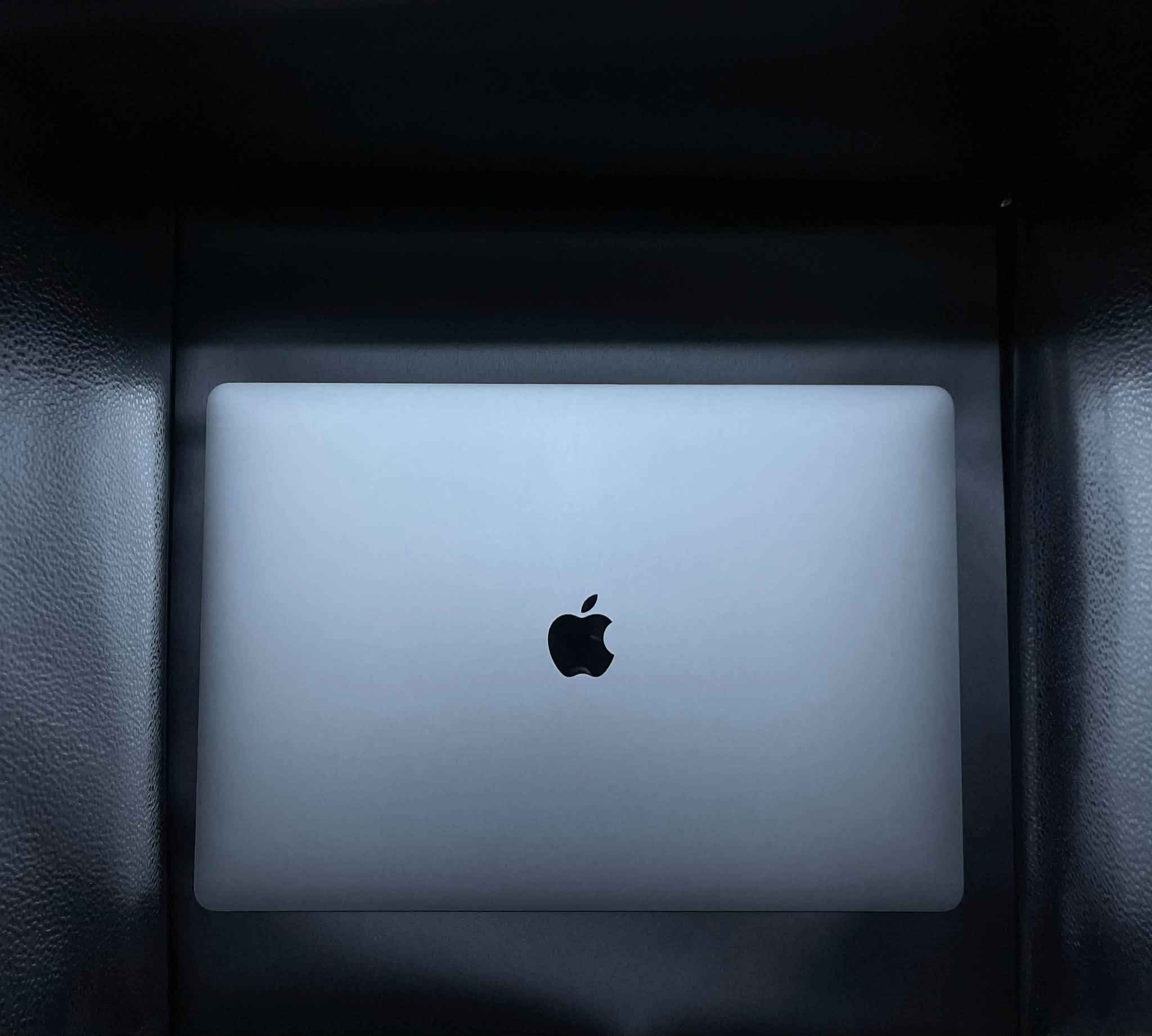MacBook Pro 32GB 2019 16
ماك بوك برو ١٦ بوصة ٢٠١٩
المواصفات:-
-حجم الشاشة: 16 بوصة
-المعالج: Intel Core i7
CPU: Intel Core i7‑9 8‑core -
GPU: AMD Radeon Pro 4GB- 
-الذاكرة العشوائية: 32GB RAM
-التخزين: 512GB SSD
-الحالة: ممتاز جداً
-عدد دورات البطارية: 172 دورة
-يأتي مع هدية حقيبه حافظه 
-هديه كڤر حمايه مع لاصقه شاشه وجلاتين حمايه للوحة المفاتيح 

السعر: ٨٢٥،٠٠٠  د.ع 

التوصيل: مجاني إلى جميع المحافظات، مع إمكانية فحص الجهاز عند الاستلام قبل الدفع.

للطلب أو الاستفسار:-
إرسال رسالة أو الاتصال على :
‎              *********** / واتساب
