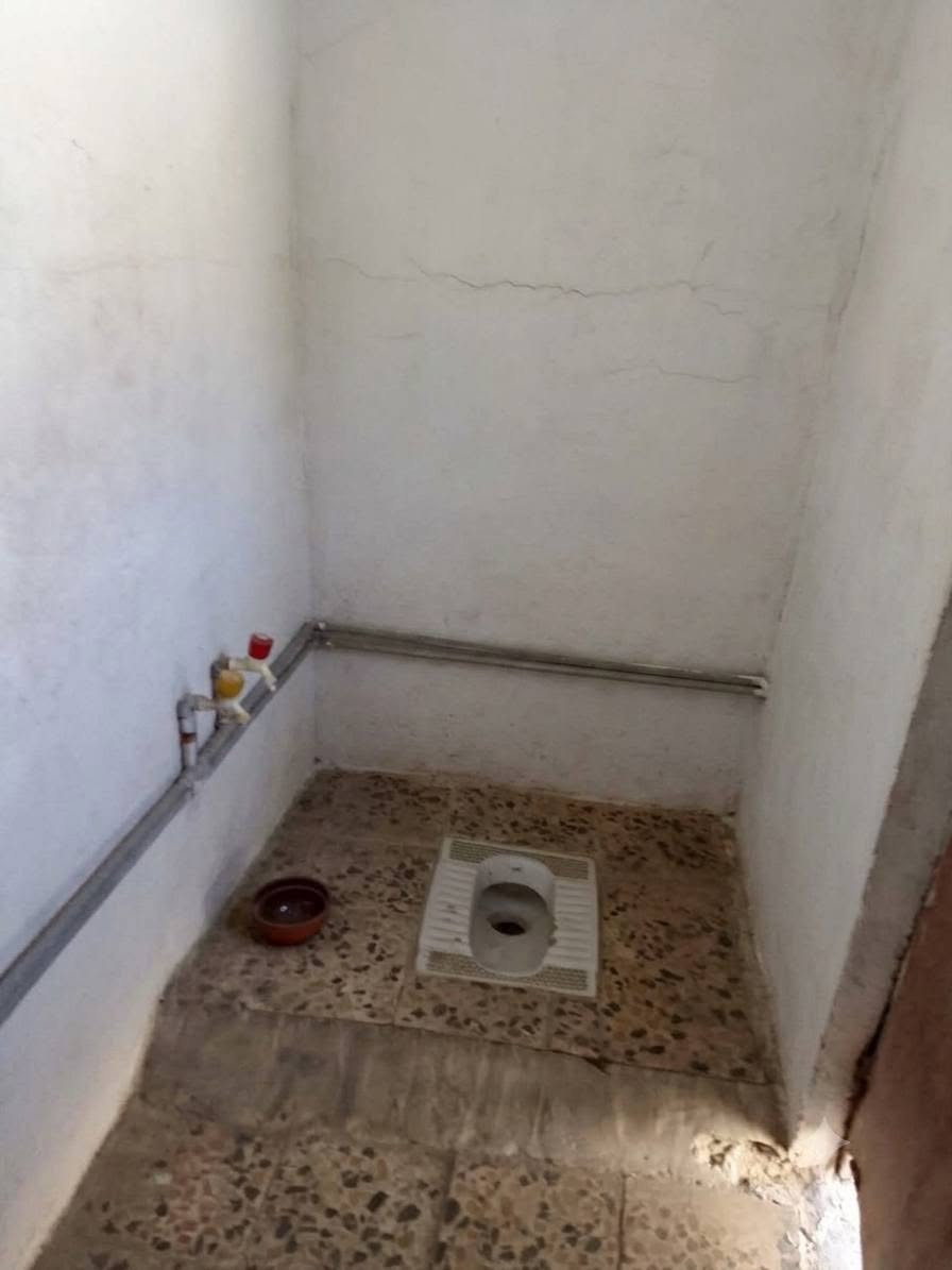 بيت تجاوز في بغداد الصالحيه البيت بي غرفه وهول ومطبخ وحمام وحوش كدام وره البيت من ضمن البيت قطعة أرض سعر 10مليون المساحه 150 العنوان بغداد الصالحيه يم قناة العراقيه الستفسار رقم الهاتف ***********
