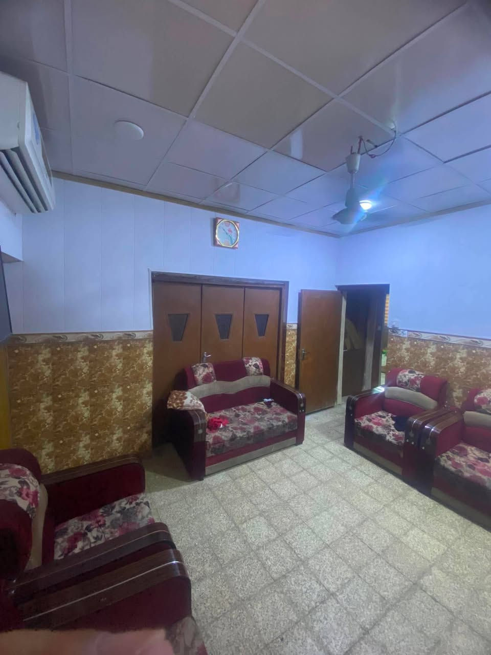 _بيت للبيع مساحة 260متر طابو صرف.. البيت طابق واحد وموقع جداً مميز 

_الموقع: طويريج حي الضباط قرب اعدادية سيدة النساء 

_تفاصيل البيت: 
غرفتين نوم.. هول.. استقبال.. مطبخ.. مجمع صحيات.. ومنور على مدار البيت وكراج سياره 

_للأستفسار مراسله الصفحه أو الأتصال على الأرقام التالية: 
***********
***********

مكتب القبه الذهبيه
