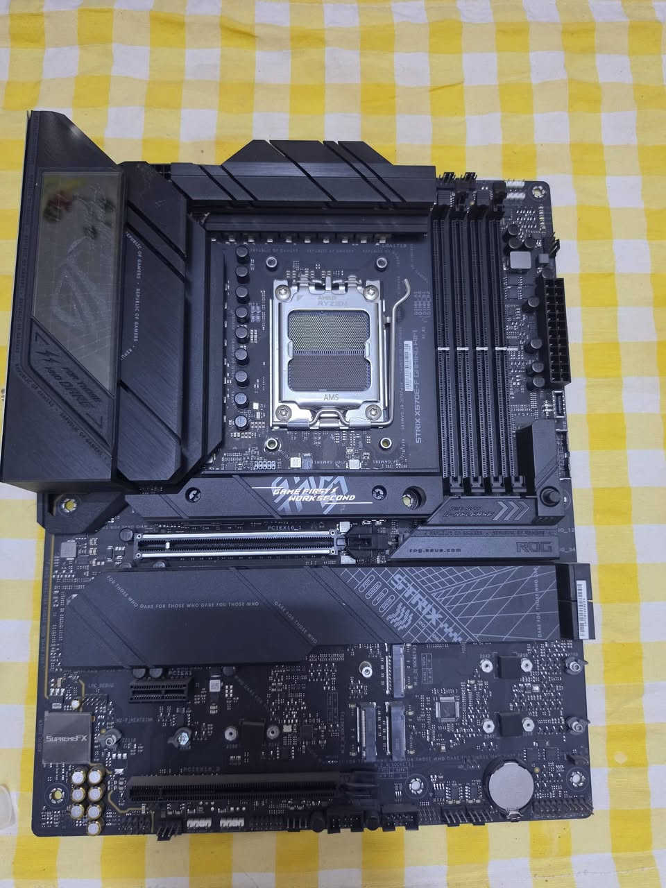 Asus ROG STRIX X670E-F GAMING WIFI ATX AM5 Motherboard
السلام عليكم 
السعر 350،000
كاملة مع كل الملحقات والكارتونة 
شغالة كلشي ما بيها شرط
ماخذها من العالمية
***********
***********
