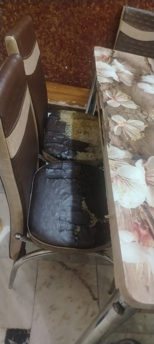 ميز طعام للبيع يحتاج ضب كراسي ودوشمة الكراسي سعر شراء 150  الف سعر البيع 70  مكان بغداد جميلة الميز يتكبر ويتصغر ***********
