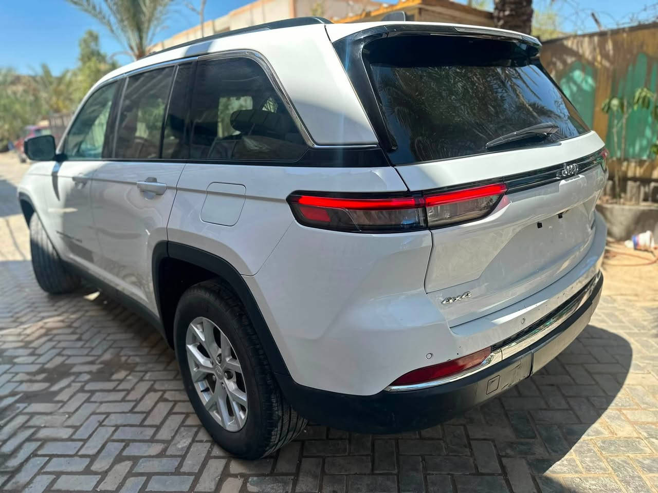 � للبيع Jeep Grand Cherokee 2023 ليمتد (LIMITED)

* 🔹 الموديل: 2023
* 🔹 اللون: أبيض
* 🔹 الحالة: حادث غرق (مصلّحة بالكامل)
* 🔹 التشغيل: شغالة بحالة جديدة
* 🔹 الدفع: 4×4
* 🔹 المحرك: 6 سلندر 3.6 لتر (حوالي 293 حصان)  
* 🔹 قير: أوتوماتيك 8 سرعات  
* 🔹 شاشة + نظام ملاحة + Apple CarPlay
* 🔹 كاميرات + حساسات أمامي وخلفي
* 🔹 فتحة سقف بانوراما
* 🔹 تبريد وتدفئة مقاعد
* 🔹 تحكم سكان + مثبت سرعة
* 🔹 نظام أمان (نقطة عمياء + مسار + تنبيه)  

📍 الموقع: بغداد
للستفسار… ***********
