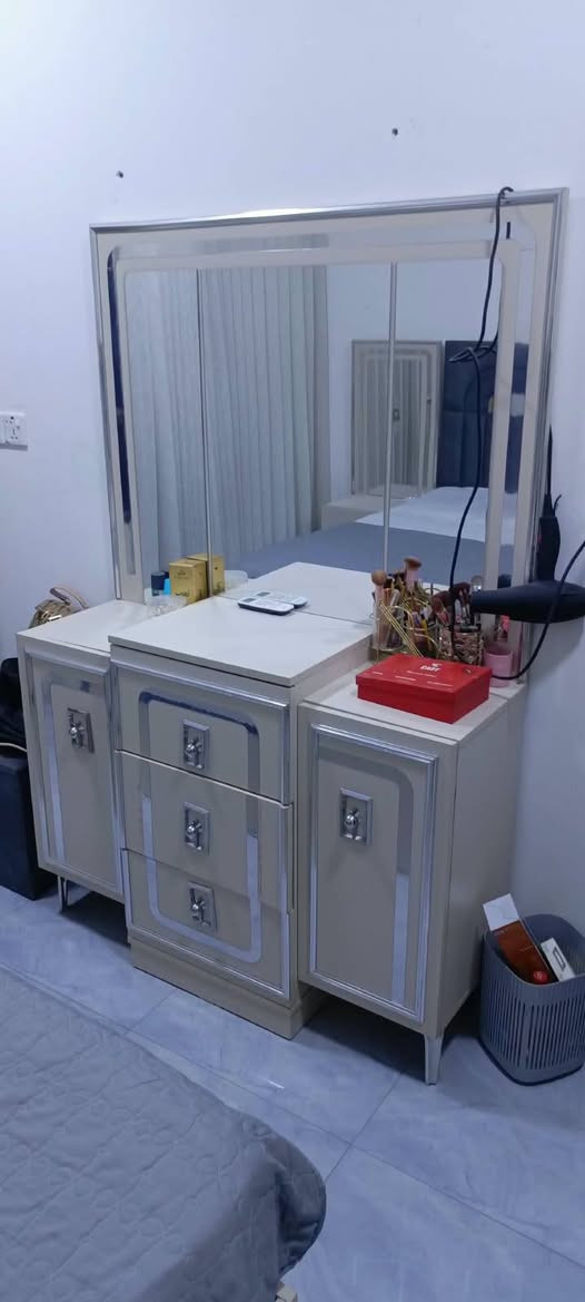 غرفه نوم تركيه نظام ابواب 10 قطع نظيفه اخت جديده السرير مخزن سعرها ب775 ومكاني بغداد
