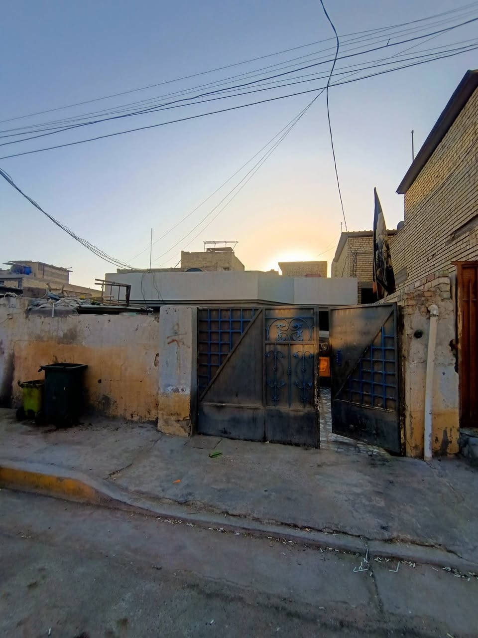 سلام عليكم توفر عندي بيت بصف رگن  بلديات معسكر قرب صوره سيد قريب الصحفيين مساحه البيت 220متر  جبها 10. نزال 22.  البيت طابق واحد منطقه كامله كل الخدمات مي مجاري كهرباء تبليط بيت مكاتبه فقط توضيح سقف البيت مترتين و80 سم  الاستفسار اكثر ***********رد واتساب ماسنجر حسن للعقار
