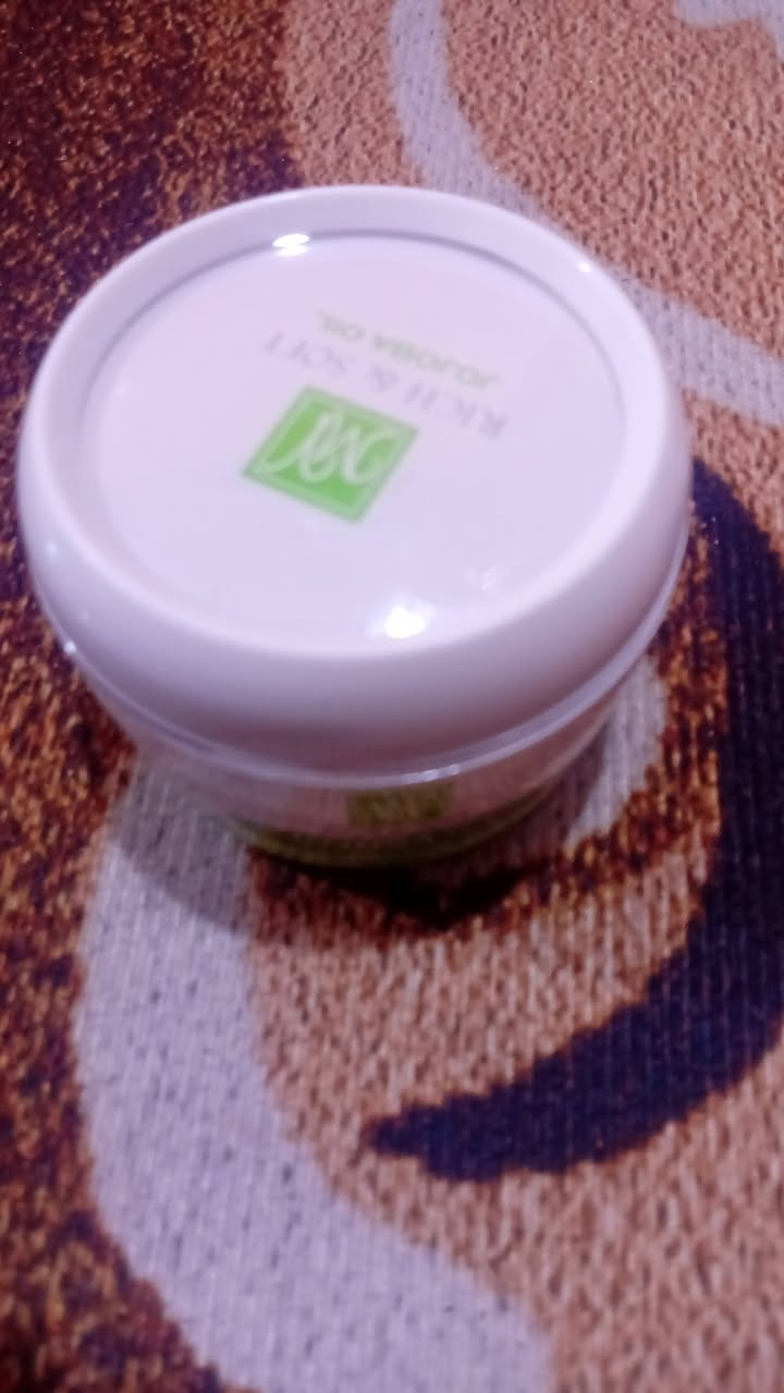منتجات ايرانيه حجز خاص

نص مكتوب في الصور:
- CapCut @TOSHKABEAUTY2 TikTok @toshkastore2
- علاج المفاصل الايراني