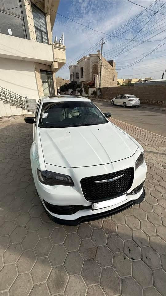 كلايسلر 300C موديل 2017  السيارة فول مواصفات ماعدا الحساسات والرادار
اللون  ابيض 
: اوف وايت  اللون الداخلي
: 124,000 ميل رقم سليمانية جديد

الحالة:
كفالة عامة 
السيارة كلين تايتل
بيها تلحيضات بسيطه PDR فقط بدون صبغ

المكينة والگير مكفوله 
سنوية جديدة وتحويل مباشر
المواصفات:
بصمة تشغيل
تشغيل عن بعد
كاميرا خلفية
سقف بانوراما
كشن جلد
كشن كهرباء
تدفئة +تبريد كشنات أمامي 
تدفئة كشنات خلفي
ستيرن هيتر +كهرباء + شفتات
خزن وضعيات الجلوس + المري + الستيرن 
كير موس 
ويلات البلادي حجم 18 
شاشة كبيرة 
كار بلي 
دعامي أمامي دبل ليحه فات S
+ وياه دعاميه البلادي فات C بحاله جيده جداً 
بردة كهربائي خلفي بيلاد تنزل اوتو مع البك 
+مري قلاب مع البيك اوتو 
لايت زينون زرع عدسات اكبر من البلادي من دكتر لايت معروف شغله 
حداديه كامله بحاله جيده جداً 
اي نقص بالسياره ماكو 
رقم صاحب السياره
***********
