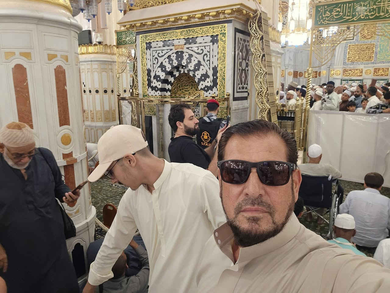 الحمد لله رب العالمين اكملت قافلتي اليوم دخول الروضة الشريفةللرجال والنساء وزيارة المزارات في المدينة المنورة أسأل الله القبول لجميع معتمرينا الكرام أخوكم خادم ضيوف الرحمن وصديق المعتمرين الحاج صلاح الدين التميمي 
وجبتي القادمة أن شاءالله نهاية شهر التاسع فعلى الراغبين أن يكونوا معي تسليم جوازاتهم بأسرع وقت ممكن ليتسنى لنا الحجز والفيزا للمعلومات الاتصال على الماسنجر او الوتساب او الرقم  ***********
ومن الله التوفيق
