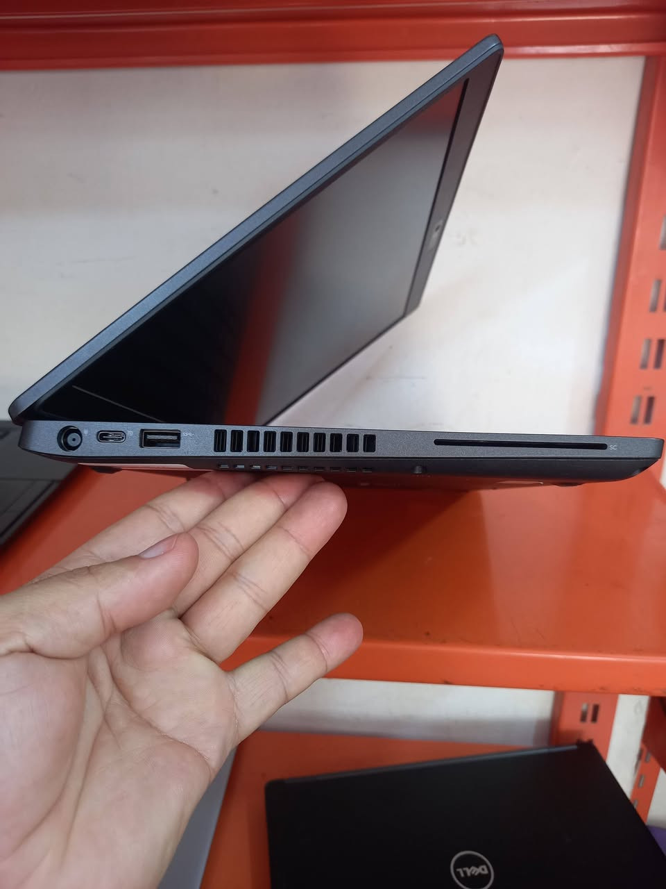 لابتوب دل dell 5400
الجيل الثامن 
المعالج كور اي 5 الجيل 8
الهارد    256    ssd  m.2
الرام 8.  ddr4 
كارت الشاشة  4  شير 
حجم الشاشة  14 
الشاحنة اصلية 
يحتوي على منفذ تايب سي للشحن او نقل البيانات
نظام التشغيل ويندوز 10 عربي انكليزي 
الملحقات شاحنة وجنطة 
السعر  235

***********
***********
يوجد توصيل

متوفر 
تتوفر مجموعة لابتوبات بأسعار مناسبة ومواصفات مختلفة
