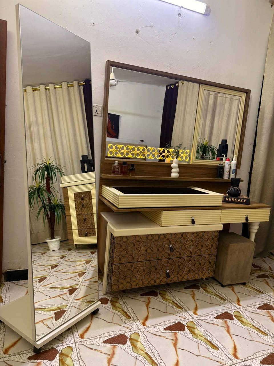 غرفة تركيه للبيع نضافه 100٪ من هوم سنتر
جديدة مابيها ولا ضرر ابد ابد أصلية ثگيله تكمه
السرير مخزن والشازلون مخزن 9 قطع هيدروليك
***********
