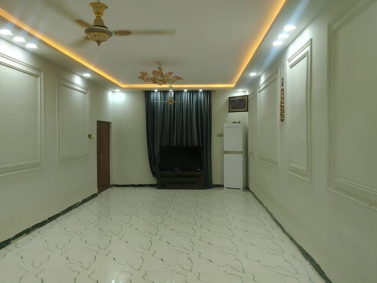 بيت للبيع ع طريق الشركات زراعي مساحته 350 بنائ البيت ويه الحديقه 500متر نظيف وجبير 
يوجد فيه 3 غرف 6ب4 
وصاله 14 م
واستقبال 10 ب4 
وهول 7ب4 
ومطبخ 6ب5
 وحديقه 
وكراج جبير صحياًت داخليه وخارجيه
