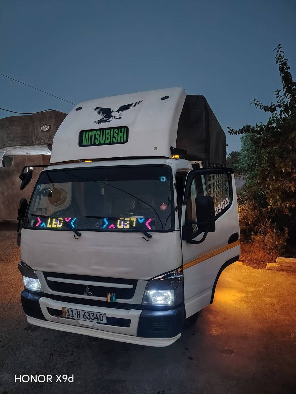 بسم الله الرحمن الرحيم
للبيع ميتسوبيشي كانتر فوسو (Mitsubishi Fuso) موديل 2020، نظيفة جداً وجاهزة للشغل فوراً بدون أي مصاريف.
​🔹 المواصفات والتفاصيل:
• الموديل: 2020
 مكفولة كفالة عامة (شاصي، محرك، كير، صبغ) – ما عدا طخة بسيطة بباب السكن ع كد شبر ومصلحة (بشرط الفحص أينما تحب)
• تخم تاير جديد ياباني أصلي (برجستون / Bridgestone)
•  ويل كب كروم طخم
• تبريد ثلج شغال 100%
• الرقم: بغداد حرف إنجليزي
•  جاهزة للعمل المباشر بدون أي نقص
• ملاحظة: الكاسحة مو ويا السيارة (تعود لصديق وتتنزل قبل البيع)
​📍 المكان: بغداد – الطارمية
💵 السعر: 240 ورقة (وبيه مجال بسيط للطيبين)
​📞 للتواصل والاستفسار:
• رقم الهاتف / واتساب: ***********

نص مكتوب في الصور:
- HONOR X9d
