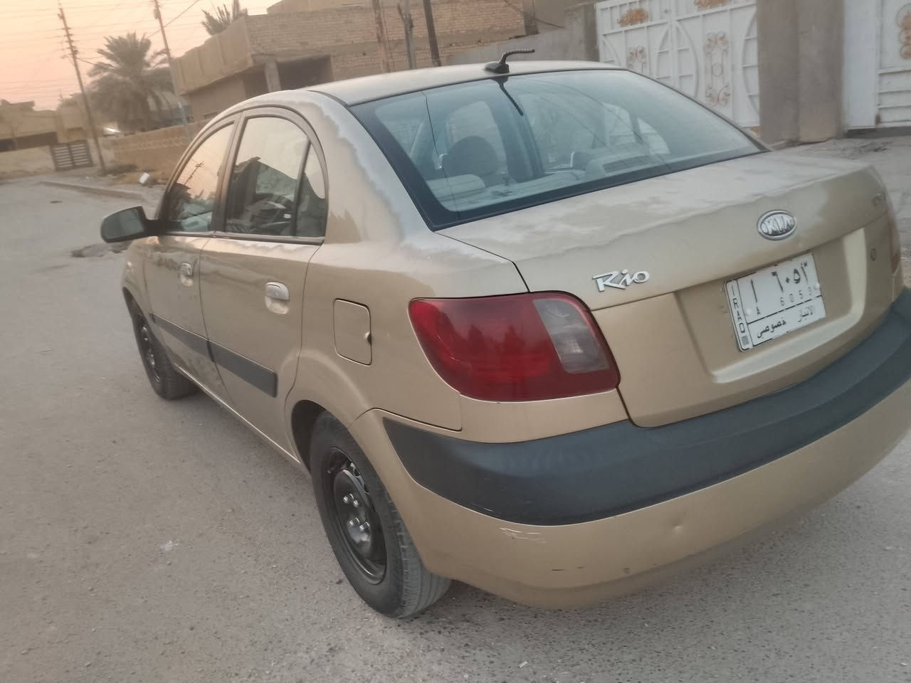 السلام عليكم كيه ريو 2009واراد أمريكي حادث بس باب السايق بدون داخل  سياره حلوه خير من الله رقم السياره الانبار  تبريد شغال كير نضيف مكينه بدايت تنقيص  مكان السياره بغداد المحموديه السعر 63 وبيها مجال قليل ،***********
