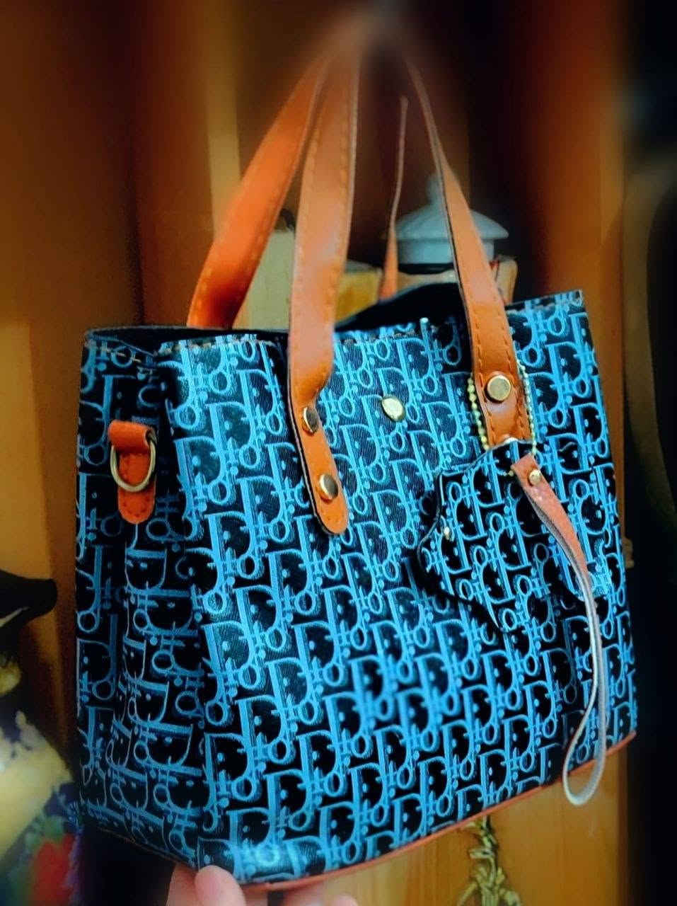 جنط جلد قطعه 7 الف فقط❤️‍🔥 كل ٤ قطع جنطه هديه👜 من اختيار البيج  توصيل🚗 الف داخل رفاعي للحجز مراسله خاص 👇
