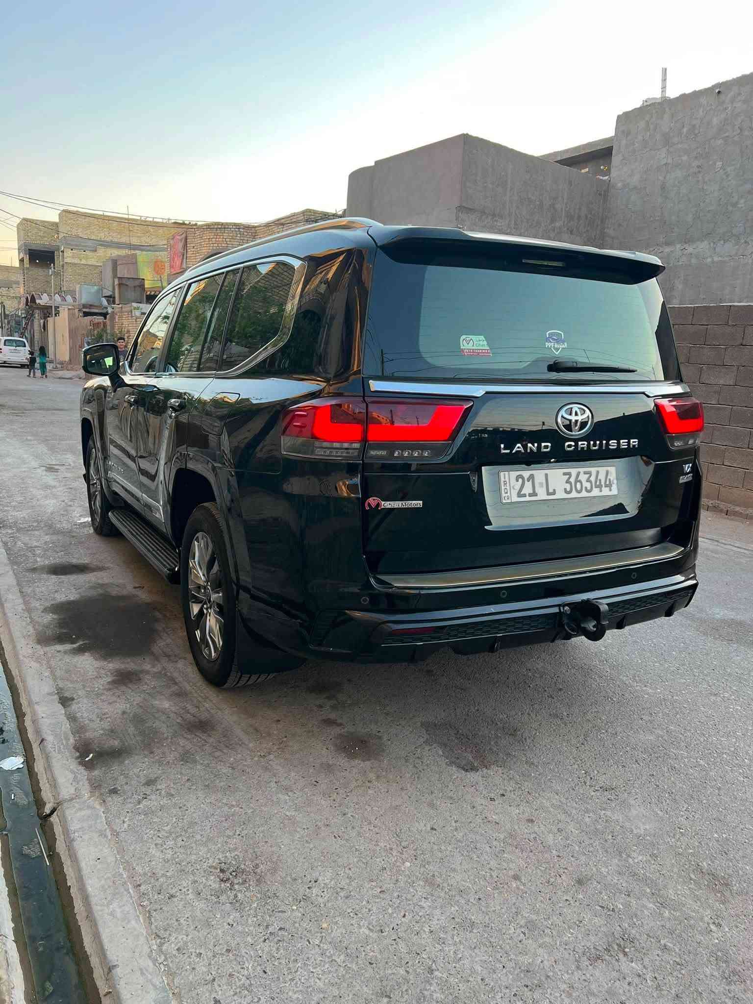 السلام عليكم 
تويوتا لاندكروز 2023 V.X LIMITED باب اول SAS مكفولة كفالة عامة 
ماشي 40.000KM
المواصفات :
بصمة 
فتحة
بردة خلفية 
فول تحكم ستيرن 
كراسي كهربائي 
‎كراسي خلفية كهرباء + تبريد 
كراسي امامية تدفئة تبريد +كهرباء+ ميموري 
‎ لايت امامي 3 عدسات
شاحن لاسلكي
شاشة كبيرة
شاشات خلفية 
‎فتحة سقف بصمة 
‎تعديل مسار 
‎سماعات JBL
‎دشبول ديجيتل 
اوتو هولد
‎سايد بريك دكمة
‎ستوب لايت ليد
وبعد هواي مواصفات
السعر 675 ورقة
هـ *********** 
مكاني بغداد

