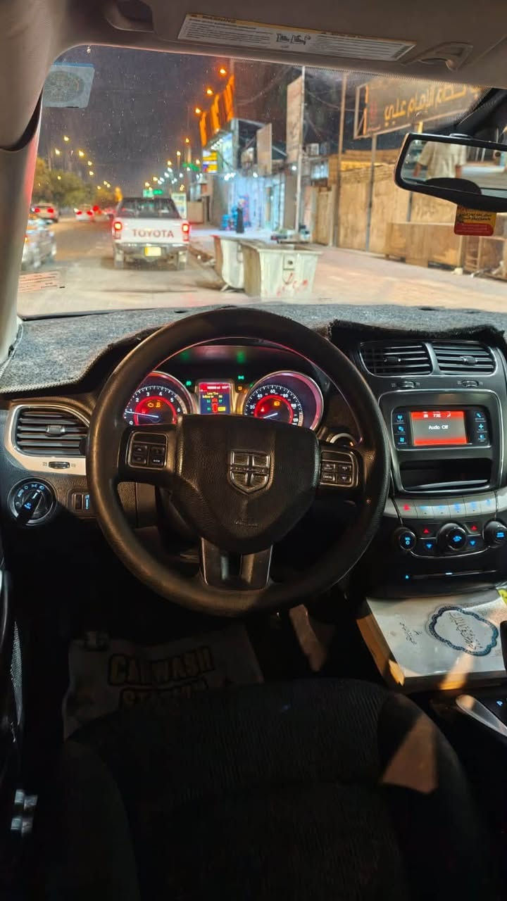 سيارة دوج جورني امريكي
موديل 2018 
رقم البصرة انكليزي 
بأسمي السيارة 
مكينة 6 سلندر 
130 وبيها مجال 
حادثهة مثل ماموضح بصورة
للتواصل على رقم ‏  ‏‭***********‬
