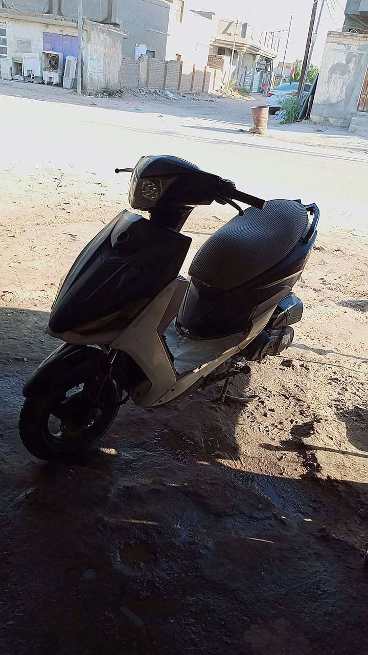 السلام عليكم دراجه. ماكس مضلع❗
  كهربائية شغاله سلف نكره
مكينه بيه خيط بخار❗
 تشغيله نكره مكينه ناعمه شلعه تشك الكاع 
 بس صوت لخرز لكلج الامامي وخيط بخار.❗ واي شي ما بيه بعد دراجه حلوه ونضيفه سعره 200وبيه مجال مكاني حله ابو غرق 📌***********
