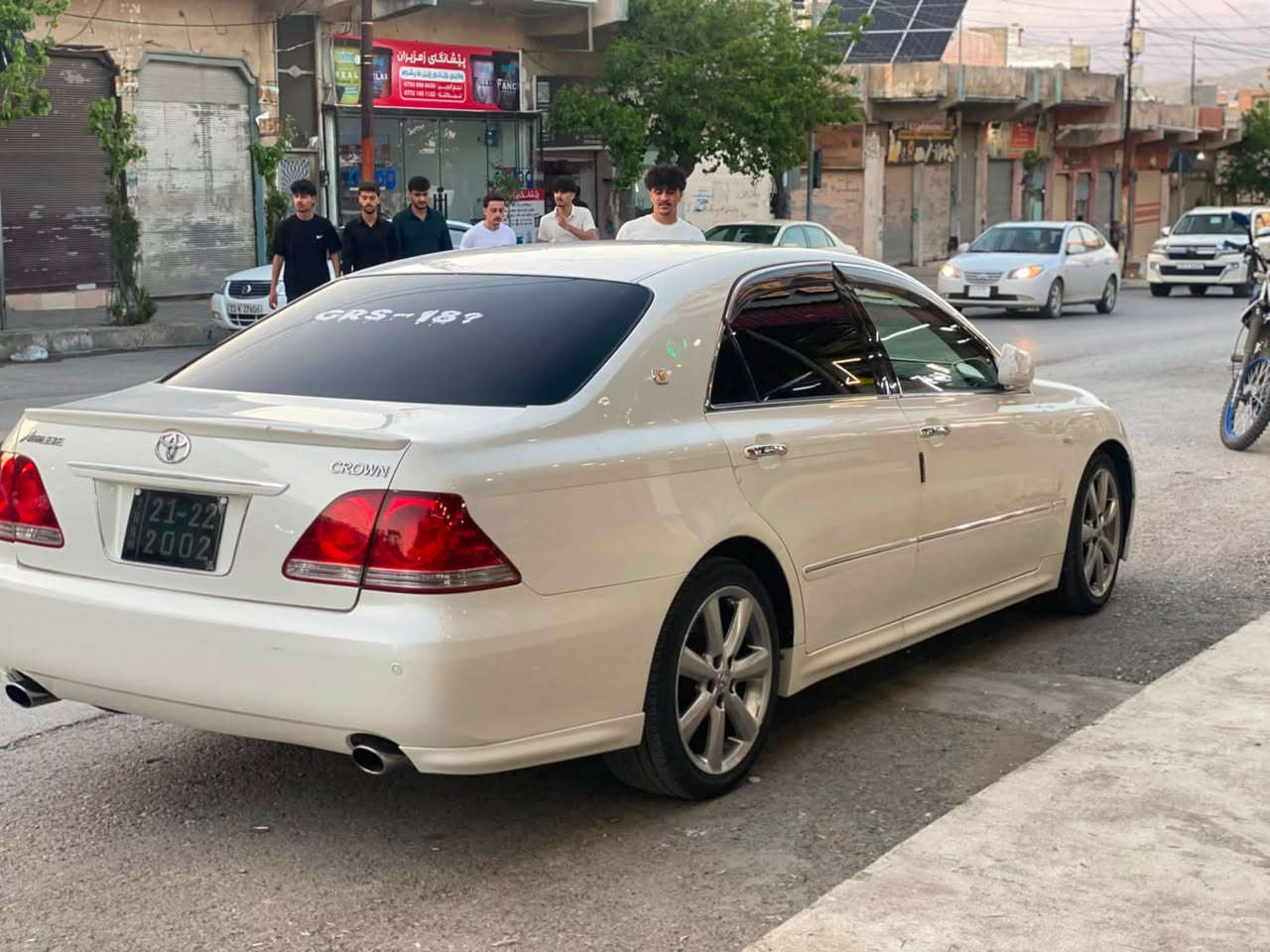 شاهینە 182
براوە

گێرو مەکینە بەشەرت

پێشو پشتی سەخف بەشەرت

ناو رەش ساج سور سێدوگمەیە

سەرفو بوخار بەشەرت.

مۆدیل2005

کوشن جلد وهیتەرە خەزنە

تەبریت ساردو گەرم   برێک بەستراوە  مەسرەف کراوە نرخ ...

***********
