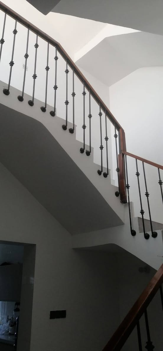 🏡 بيت للبيع – فرصة مميزة في كربلاء المقدسة
📍 الموقع: كربلاء – شارع بغداد – عمود 160

🔹 المساحة: 100 متر مربع
🔹 نوع السند: سند 25 مع إقرار محكمة
🔹 عدد الطوابق: طابقان
🔹 بناء جديد

✨ يتكون من:

3 غرف نوم

صالة استقبال

3 صحيات

🏠 بيت حديث البناء، جاهز للسكن، ومناسب للعائلات، في موقع مميز قريب من الخدمات.

📞 للاستفسار والمعاينة:
***********

مكتب كنوز الرحمن للعقار
