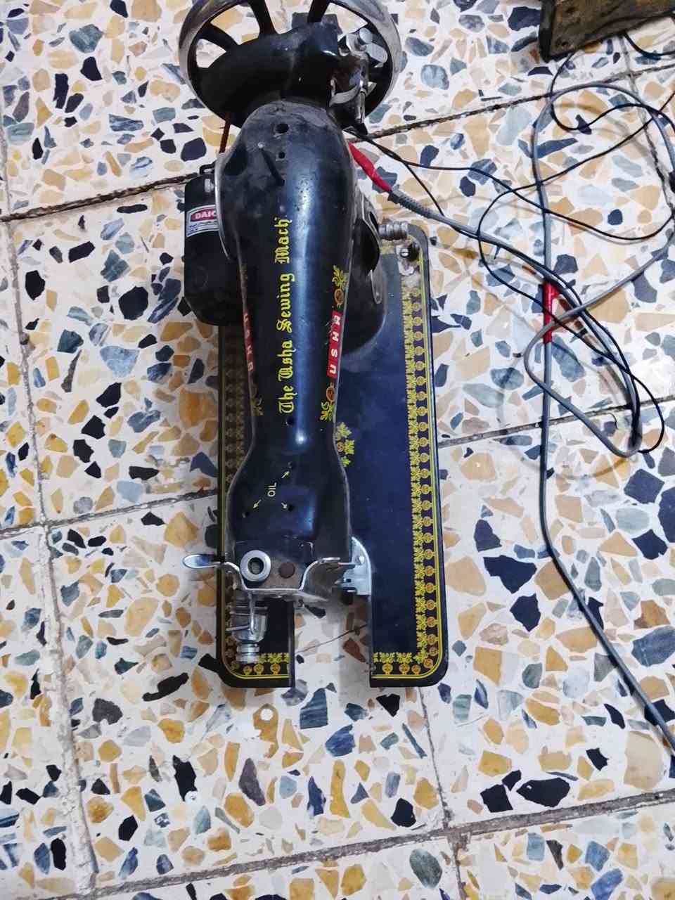 سلام عليكم  اخوان مكينه خياطه المكينه شغاله كهرباء بدون رجل  بس بيهة شغله بسيطه تلف السعر 35بيه مجال بسيط  للستفسار هاذه الرقم ***********
