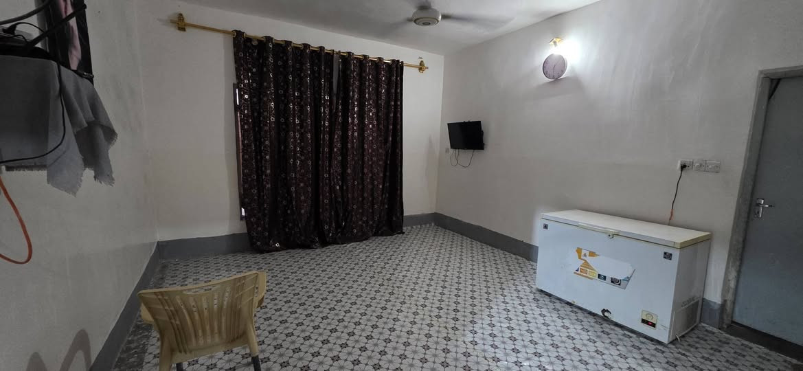 نص دونم طابوا زراعي سند 25 على طريق ابو الجاسم يبعد عن الشارع العام 400م يحتوي على بيت متكون من غرفتين واستقبال وصاله ومطبخ وصحيات ومشتمل صغير  مع غرفه وهول الوجه 20م النزال 70م مع نهر قرب البيت السعر ب 49 مليون 
الاستفسار  ***********
