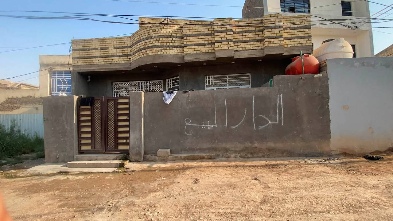 السلام عليكم بيت للبيع مساحة ١٠٠ مربع قاطين 
العنوان مقابل جامع الإمام علي يبعد عن الشارع العام ٦٠ متر
الاتصال على الرقم ***********
السعر خاص وبيكم خير وتدللون
