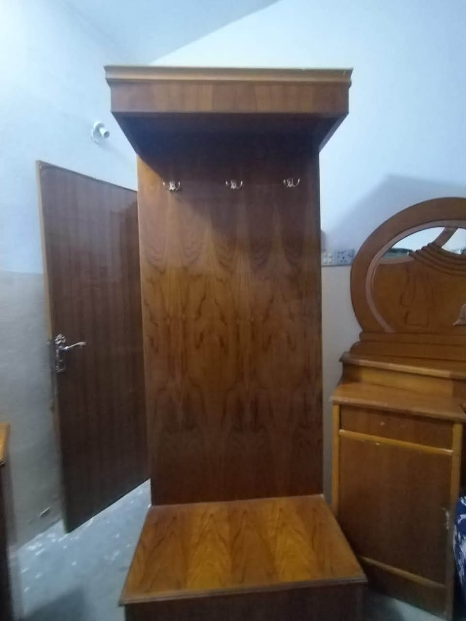 الاخشاب  ٢٠٠ الف
والمرجوحة ٣٠٠ 

على الرقم ***********
