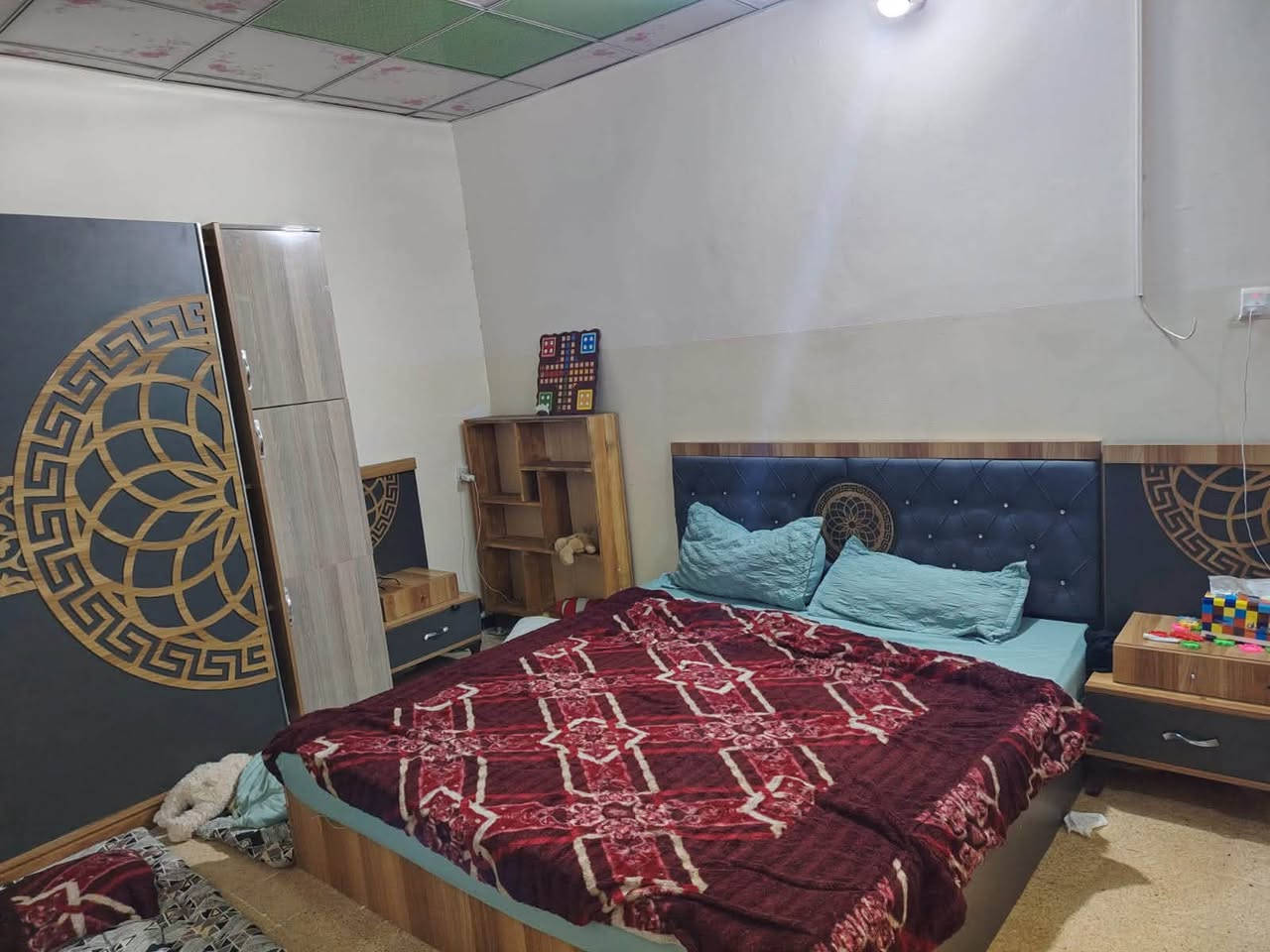 دار للبيع  في حي السكك مساحة 300 متر 

طابقين يحتوي على اربع غرف نوم بناء ( عكادة)

قرب بيت شيخ صاحب

يرهم بيع او مراوس مع اقل قيمة للاستفسار 

************
