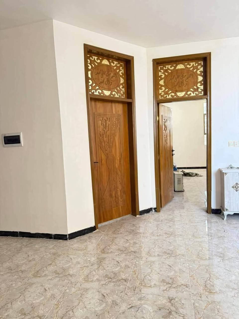 🏠دار  للبيـــــــع //طابـــــــو زراعي سند ٢٥ _🏠

🏗️📍المــــــــوقع//حي الرحمن  - مقابل الدواجن قرب شارع كربلاء

🔴 يقع على شارع تبليط مباشر 

🔴 دار خالي حاليا و يسلم مباشر  وبسعر مناسب 

🔨👷بناء ٢٠٢٣ عالي عن الشارع 

✏️المســـــاحة// ٢٠٠ متر _واجه١٠✖️نزال 20م 

🔴يتكون من ٢ طابق يحتوي على 

٤ غرف نوم ➕٢ كلدور ➕استقبال ➕مطبخ ➕مجمعات صحيه ➕كراج 

 🏫📚نستقبل جميع عروض البيع و ترويجها بإعلانات ممولة 
      للمزيد من التفاصيل الاتصال او المراسلة خاص 

حسن السعيدي ***********          

علي السعيدي ***********_ ***********

حسين السعيدي ***********

 📍موقع المكتب  📌 الحله - حي الامام علي(ع)  _مقابل مجمع الوافي
