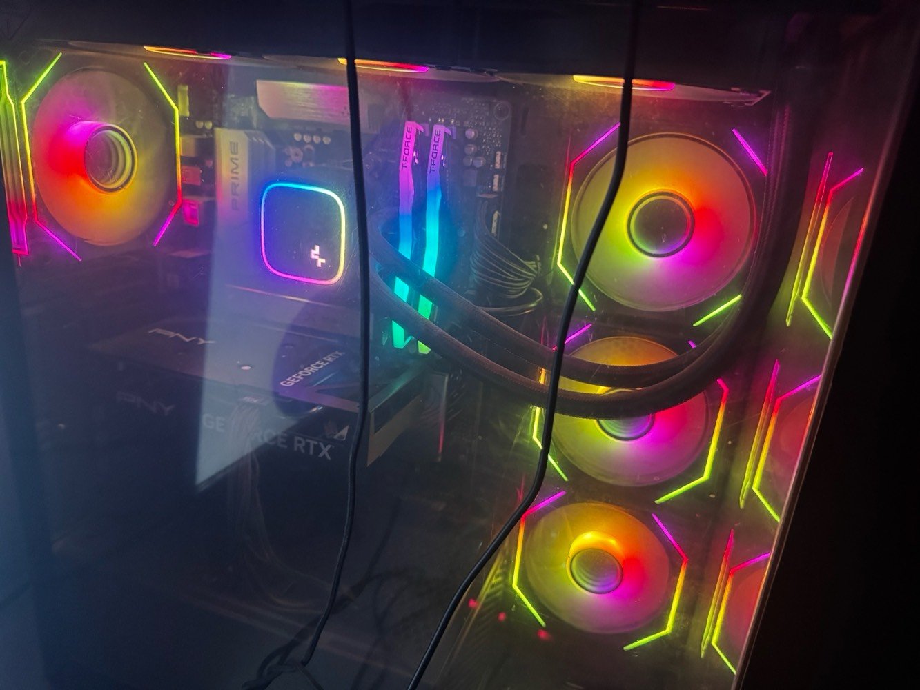 سلام عليكم سيت اب كامل للبيع المواصفات 👇🏼
• Processor - AMD Ryzen™️ 7 
7800X3D Desktop Processors Try
• Motherboard - ASUS PRIME B650-PLUS
• Graphics Card - PNY GeForce RTX™️ 4060 8GB VERTO™️ Dual Fan
• Memory - TEAMGROUP T-Force Delta RGB DDR5 Ram 16GB (2x8GB) 6000MHz - Black
• SSD - LEXAR NM620 3500MB/s 1TB SSD M.2 NVME
• Power Supply - Xigmatek Odin II 750W 80+ Certified White
• Cooling System - DeepCool LE720 360mm - Black Liquid Cooler
• Case - Xigmatek Blast 4GF Mid Tower Case - Black
سماعات هايبر اكس ٣

ليده كيم سير ريسايكل ٢ لبيضه +لقاعدة مالتهة 

لشاشة  
 MAG 275QF MSI 2k 180hz 27inch ips 0.5ms 
كلهن كراتيهن موجوده ويوبس اس اوفلاين 1500 وماوس وكيبورد

السعر 1 مليون و٨٥٠ للتواصل واتس ***********