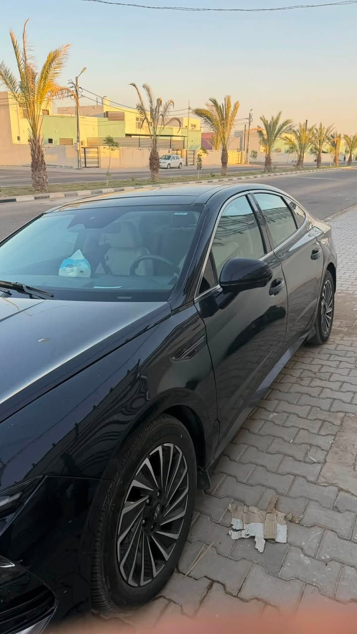 السلام عليكم (بيع فقط)
سوناتا 2024 وارد امريكي محرك 2000 هايبرد 
 رقمها بغداد باسمي ماشيه 15 ml
فول مواصفات للاخير 
بصمه، شاشه متصله، كاربلي ،تبريد لمس ، تبريد قطعتين ،٥كامرات ،كامرات 360 درجه،كشنات جلد داخل ابيض،كشنات كهرباء ، السقف بانورما، تبريد وتدفئة بالكشنات، خزن ميموري، بصمه ابواب ، تتقدم وترجع بالبصمه ،بردات خلفيه بلادي ،
كير تعليك ، داتا شو، 
وبعد بيها هواي مواصفات 
السياره حادثها تخريب وانصبغت احزام ……..
بيع مستعجل السعر 138 وبيها مجال 
مكان السيارة النجف الاشرف 
الشراي يتصل ***********
