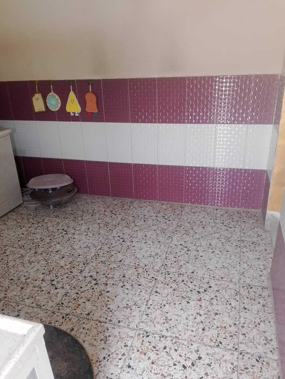 بيت تجاوز للبيع بدور الشرطة قرب جملاونات الزرك مساحه البيت 150متر متكون من قرفتين وصاله ومطبخ ودوانيه وحمامات سكف سندويج وسقف ثانوي ارضيه سراميك السعر 18 مكلف بنشر رقم أبو البيت ***********
