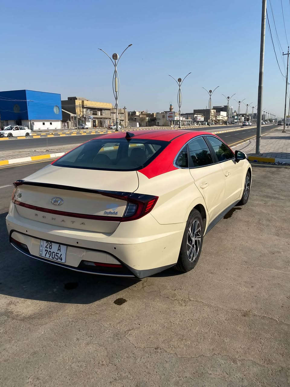 سلام عليكم

🚘 للبيع سوناتا هايبرد 2023 خليجي

• الموديل: 2023
• النوع: سوناتا هايبرد
• المحرك: 2.0 هايبرد
• القير: أوتوماتيك 6 سرعات
• دفع أمامي
• تشغيل بصمة 🔑
• دخول ذكي
• شاشة
• حساسات خلفية واماميه
• مثبت سرعة
• تحكم بالمقود
• تكييف أوتوماتيك ❄️
• مرايا كهربائية
• نوافذ كهربائية
• إضاءة LED
• أنظمة أمان ومساعدة للسائق
• صرفية بنزين ممتازة واقتصادية ⛽️
• السيارة خليجي

📍 الموقع: الديوانيه 
📊 العداد: 160000
🎨 اللون: بيجي قماره حمره
💰 السعر: 135 وبيها مجال
📞 للتواصل: ***********

السيارة نظيفة وجاهزة للاستخدام، والفحص خير دليل.
ترهم بيع وترهم مراوس بتكسي سوناتا او اوبتما
