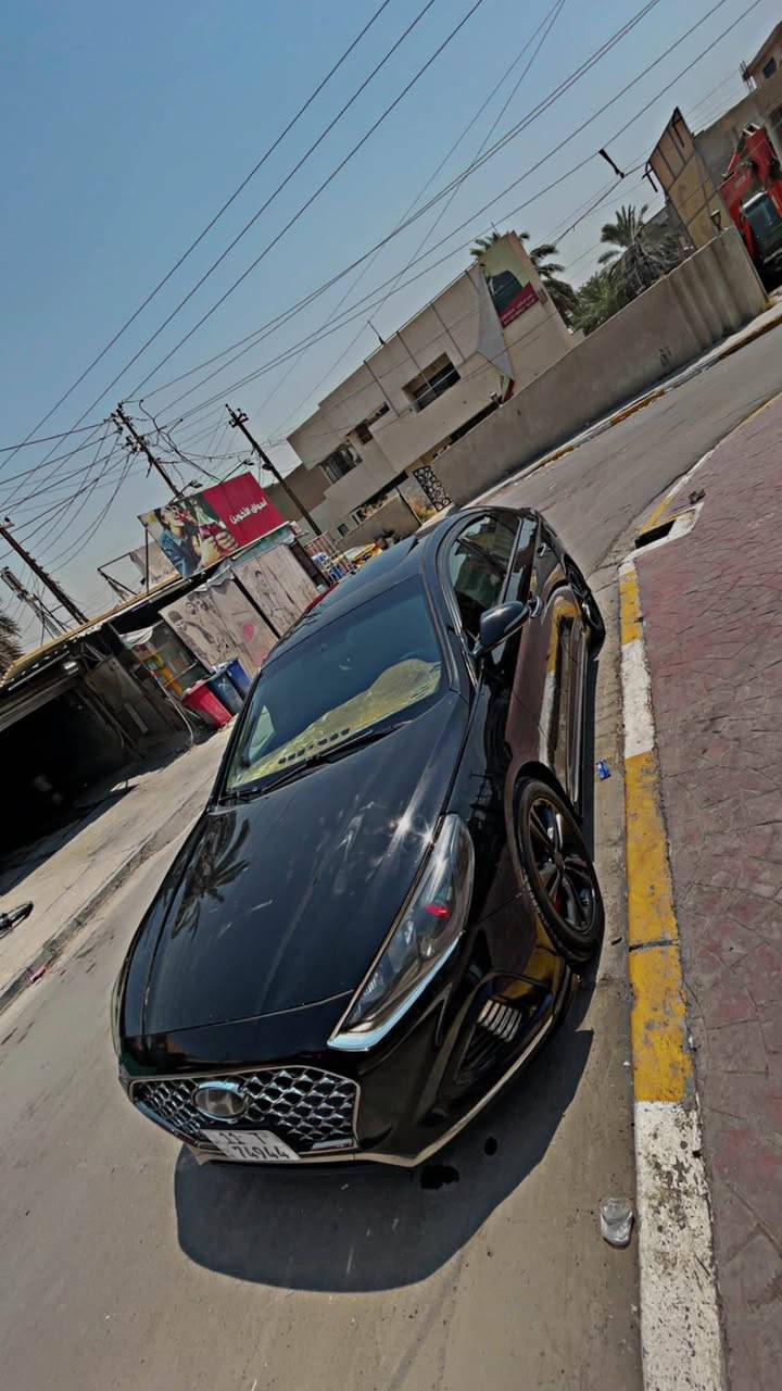 السلام عليكم سوناتا  موديل 2018 سبورت فول موصفات تحكمات جهتين شاشه جبيرة رادارات جانبيه عدادات سبورت ستيرن حرف D  وبعد بيها هواي مواصفات وارد امريكي بيها جاملغات خلفيه ثنين وقبغ جنطه بدون دواخل وبدون ايرباك السياره نظيفه وكامله و مابيها اي نقص مكانها الدورة شارع ابو طياره للاستفسار  *********** بغداد, العراق
