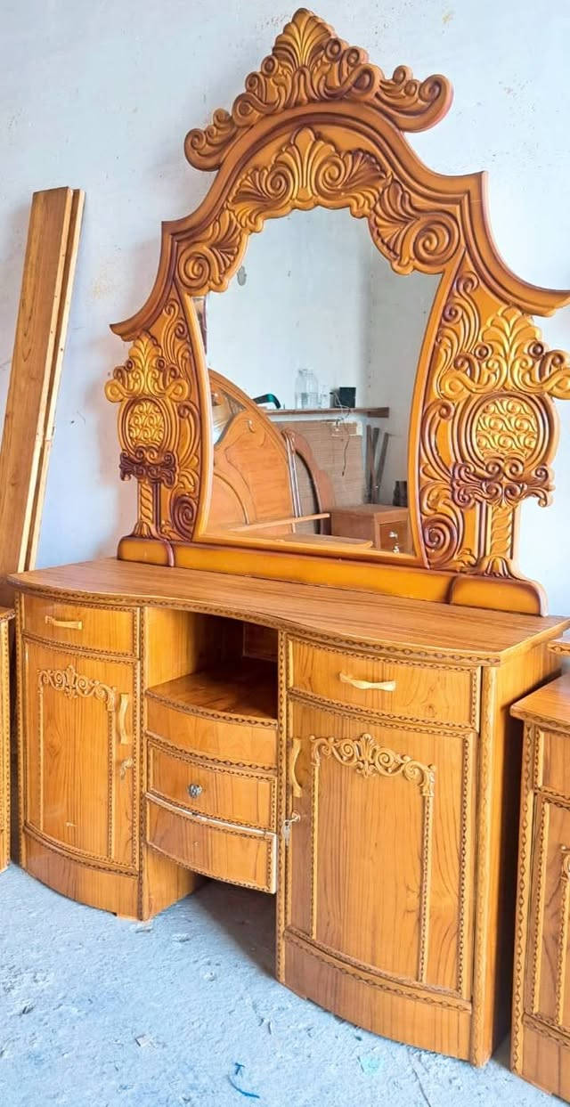 السلام عليكم غرفه كلش نضيفه نضافه ٦ ابواب ملحق داخل خارج صاج ضهر جرجوبه صاج كامله مابيه نقص صبغ تلميع يدات سويجات كله جديده كل باب لوحد السعر (800)مكاني بغداد الشعله الرقم *********** يوجد توصيل بكروه
