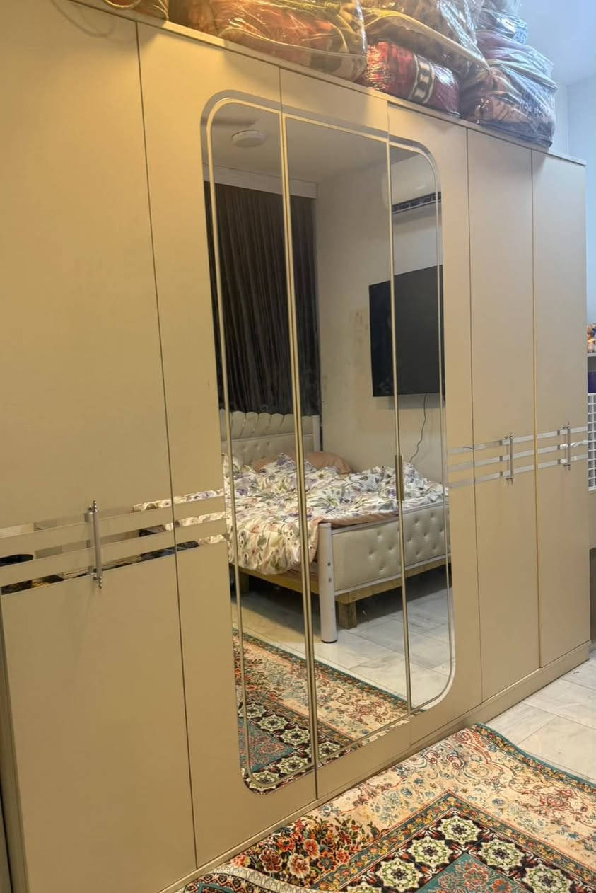 *للبيع سيت غرفة نوم 4 قطع - مستعمل نظيف جداً - بغداد مدينة الصدر*
*السيت يتكون من:*
1.  *قنفة 6 ابواب 3 مرايات* - لون بيج فاتح، تخزين واسع
2.  *ميز تواليت بمراية كبيرة* - 2 درج + 2 باب
3.  *ميز دراسة برفوف* - عملي جداً للطلاب
4.  *كومدينو 4 دروج* - نفس اللون والتصميم

*الحالة*: نظيف مابي اي كسر او خراب، سبب البيع تجديد
*السعر*: 850,000 دينار *قابل للتفاوض*
*المكان*: بغداد - مدينة الصدر
*ملاحظة*: النقل على المشتري

للاستفسار واتساب: ***********
