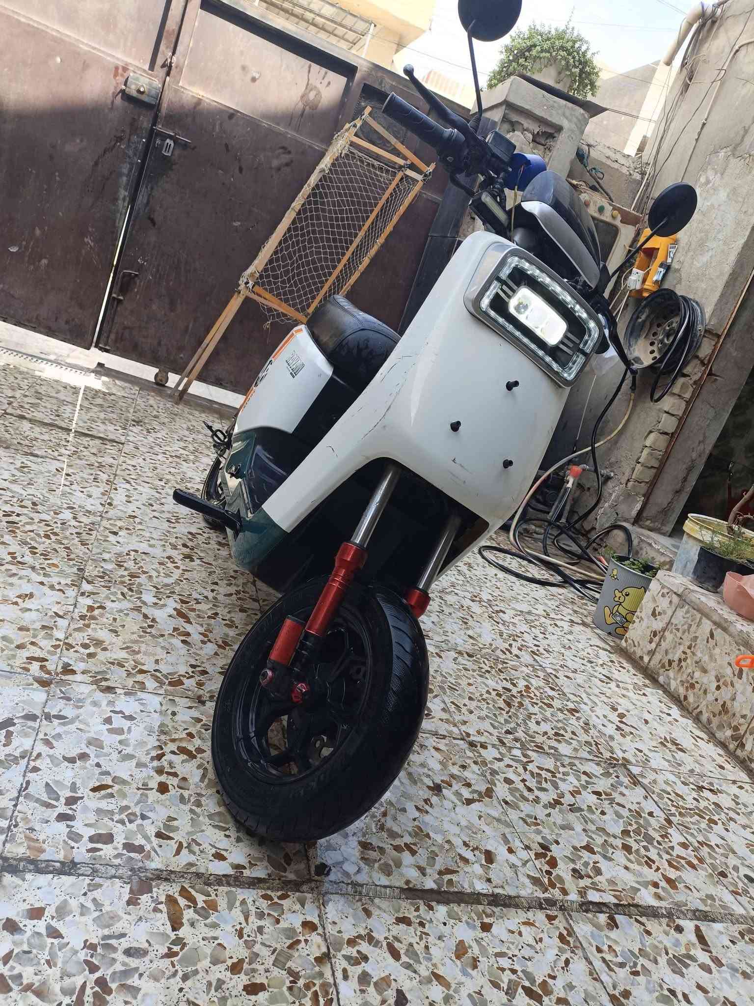 سلام عليكم دراجه شحن A8نضيفه   بريك دسك جدد سرعتها75نضام ال4سرع 5باتري 60فولت بيها بك بيها نضام  مانع انزلاق بريكات امامي وخلفي شغال دبل رياضي مال ماكس عدله كهربائيات كلها شغاله سعر325وبيها مجال بسيط مكاني حي الجهاد بغداد ستفسار ***********

