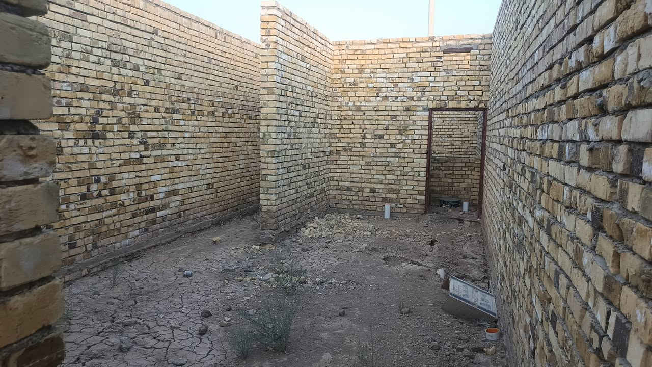 هيكل للبيع حي الحكيم نزلة بيت زرزور غاد من المدرسة جوة مساحته 140 متر 
يحتوي على 
غرفة 
صالة والمطبخ مفتوح عليها 
استقبال 
وبي مكان بالحوش تصير بي حديقة 
البيت كامل واصل للصب حتى مجاري مسوي جاهز 
كهرباء بالباب 
المي مسافة 70 متر عنه 
مرقم من قبل البلدية 
بيت مرتب وبناء جديد بهاي الشتوية بنيته
السعر 22 وبي مجال للشراي 
واتساب ***********
