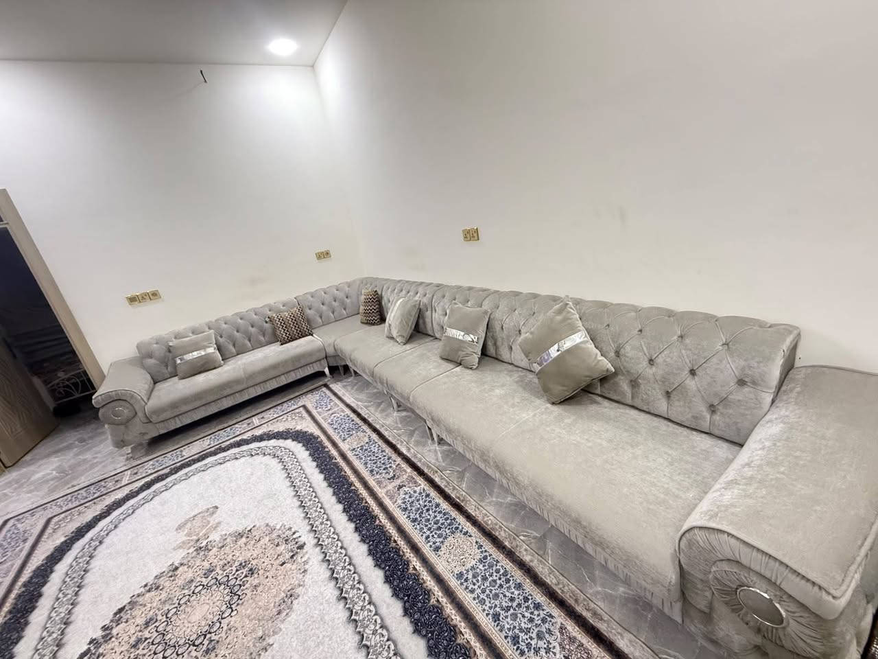 ​للبيع مستعمل قليل جدا  : تخم قنفات (تخوم أونصة/حرف L) بحالة ممتازة جداً ونظيفة 🛋️✨
اللون: رصاصي (رمادي) مودرن مميز يناسب مختلف الديكورات.

​الخامة والحديث: قماش مخمل راقي ومريح مع كابيتونيه (كبس) أنيق على الظهر ومساند الأيدي.

​المحلقات: يأتي مع مجموعة من الوسائد (المخاد) الجانبية والديكورية بأشكال متناسقة.

​الحالة: بحالة الزيرو / نظيف جداً وخالي من أي عيوب أو أضرار.
