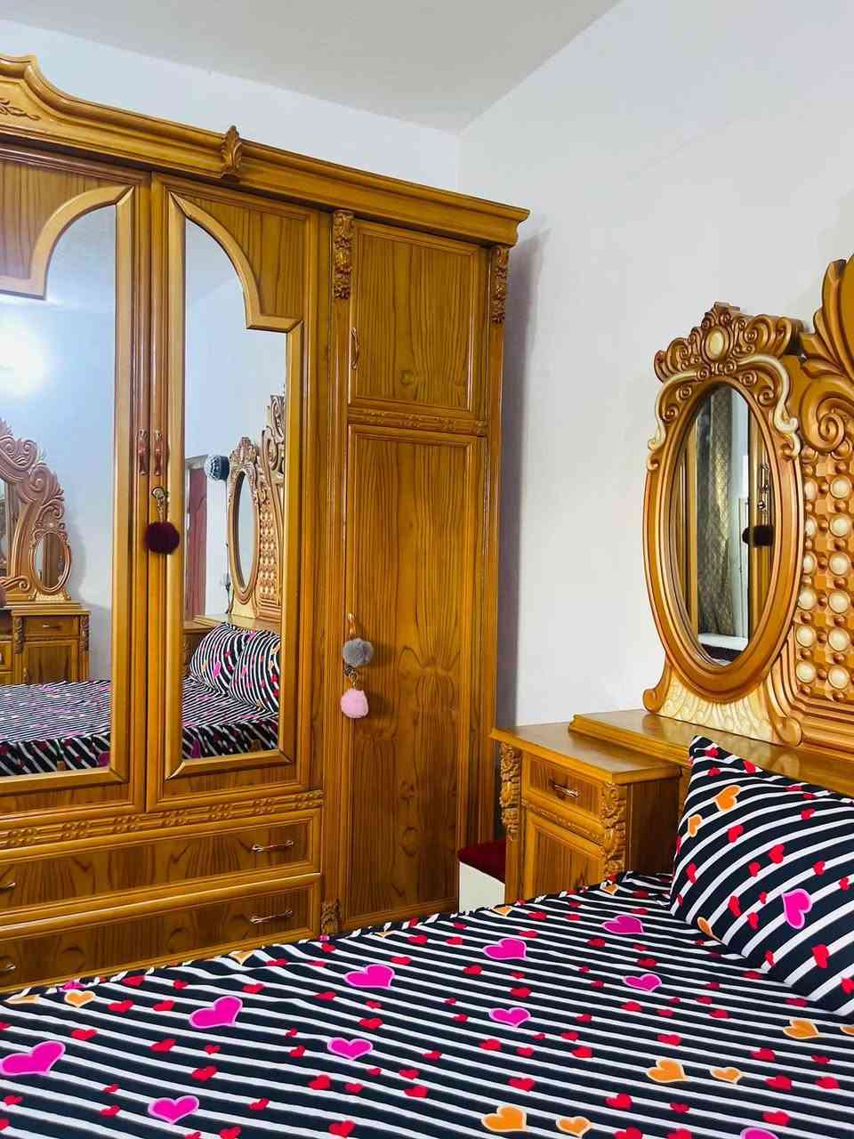 السلام عليكم
غرفه توج حطاطه خشب 5 ملم جديده مستخدم قليل سعرها 
مليون و 300 
للاستفسار ع ***********
