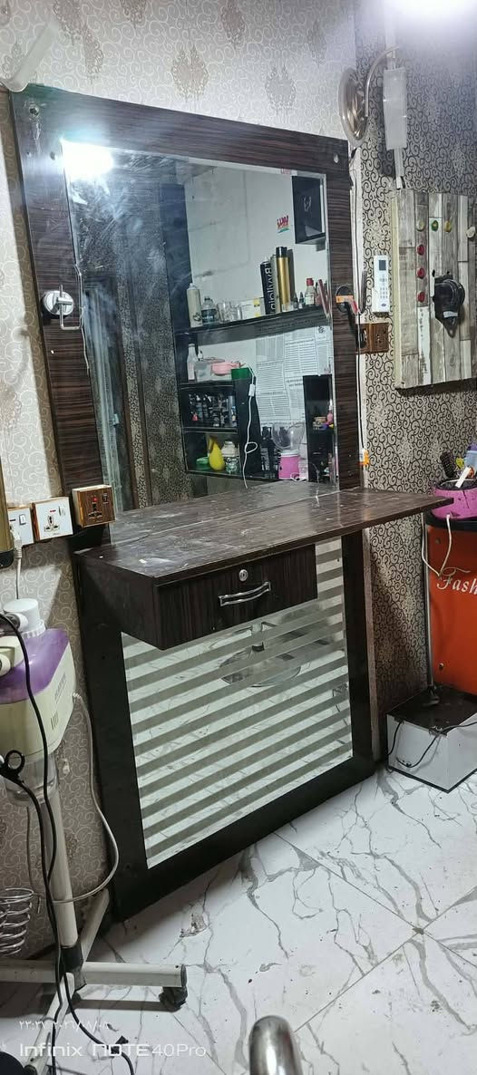 ميز مرايه مال حلاقه. للبيع
السعر ٧٥ وبي مجال
العنوان ناحية العباسية حي المنتضر
للاستفسار الاتصال بالرقم ***********
