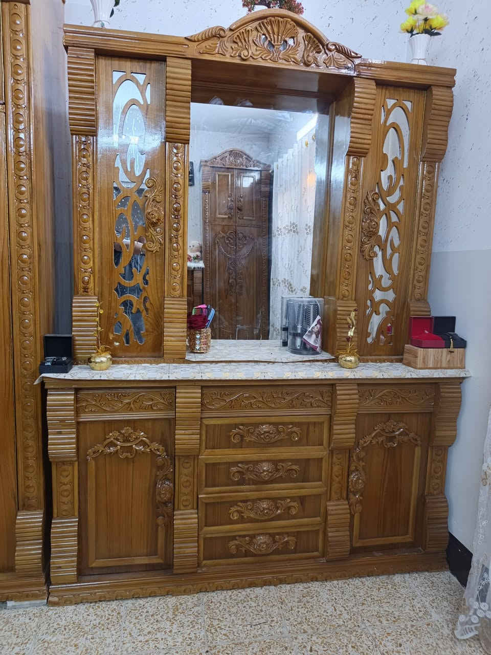 لبيع غرفه نوم فصال جديد خمس ابواب خشب عراقي ثقيل خمسه مليم السعر مليون  و400 وبيها مجال رقم ***********/      *********** اني مكلف بلنشر
